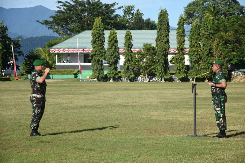 Panglima Komando Daerah Militer XVIII/Kasuari, Mayjen TNI Haryanto, S.I.P., M.Tr.(Han)., memimpin apel siaga 1