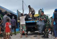 Puluhan anggota Satgas TMMD ke-122 Kodim 1704/Mappi dan Satgas Yonif 141/AYJP bersama masyarakat melaksanakan karya bakti