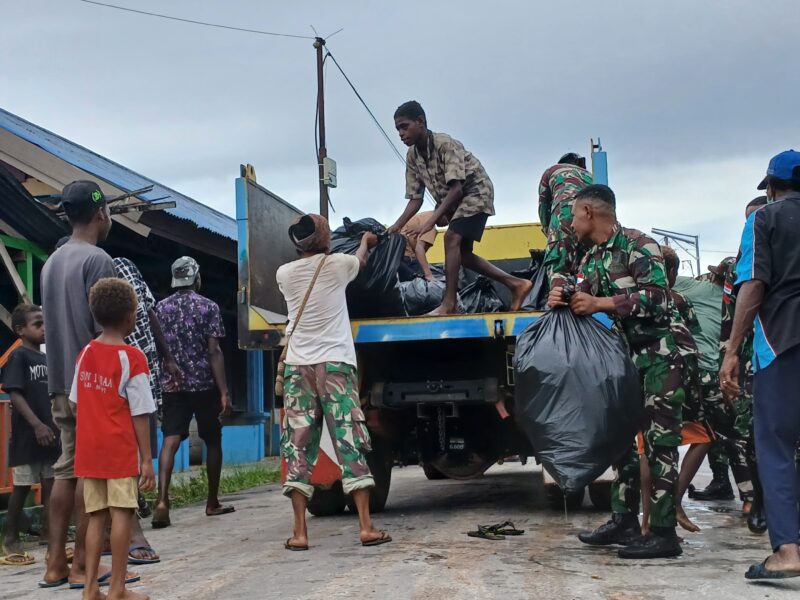 Puluhan anggota Satgas TMMD ke-122 Kodim 1704/Mappi dan Satgas Yonif 141/AYJP bersama masyarakat melaksanakan karya bakti