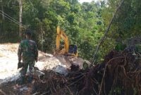 Komandan SSK TMMD ke-122 Kodim 1805/Raja Ampat Kapten Inf Marthen Lute Sa’bi tunjukkan taring dengan memimpin langsung