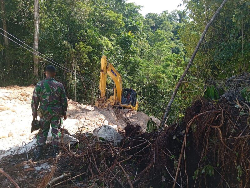 Komandan SSK TMMD ke-122 Kodim 1805/Raja Ampat Kapten Inf Marthen Lute Sa’bi tunjukkan taring dengan memimpin langsung