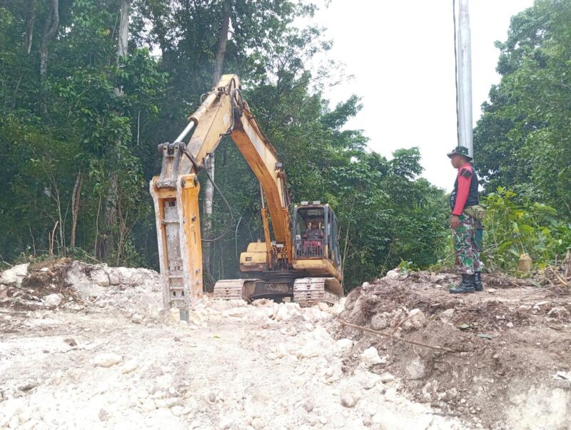 Komandan Kodim 1805/Raja Ampat Letkol Czi Tri Wibowo Angga Astono berapi-api memberikan arahan dan motivasi kerja kepada anggota Satgas