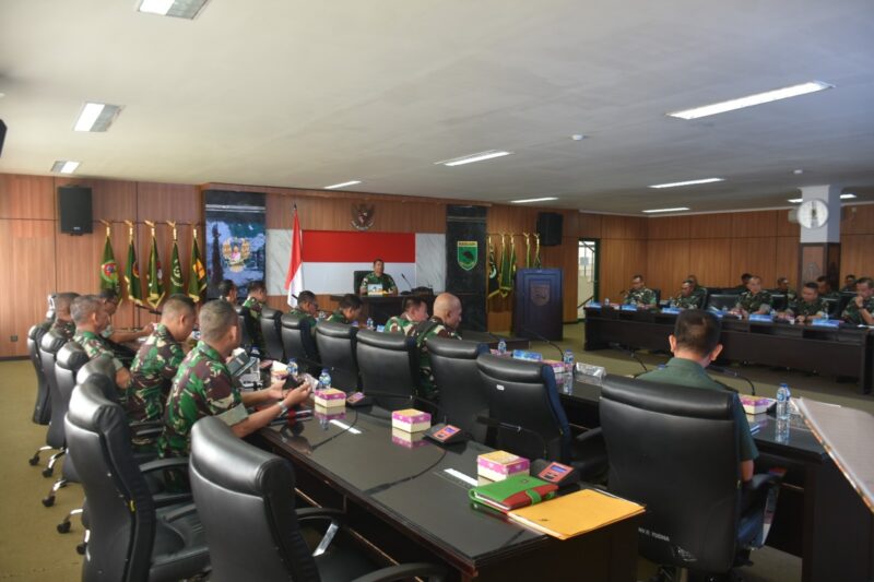 Irdam XVIII/Kasuari, Brigjen TNI Musa David M. Hasibuan, S.I.P., M.A.B., memimpin rapat reviu penilaian Reformasi Birokrasi (RB) Tingkat Kotama