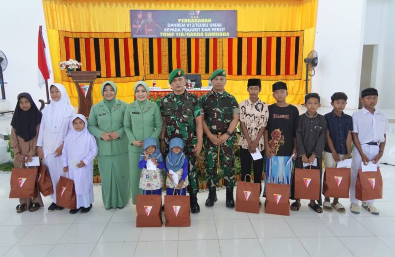 Kolonel Benny selalu meluangkan waktu untuk bertemu anak-anak yatim, memberikan kasih sayang dan bantuan berupa tali asih