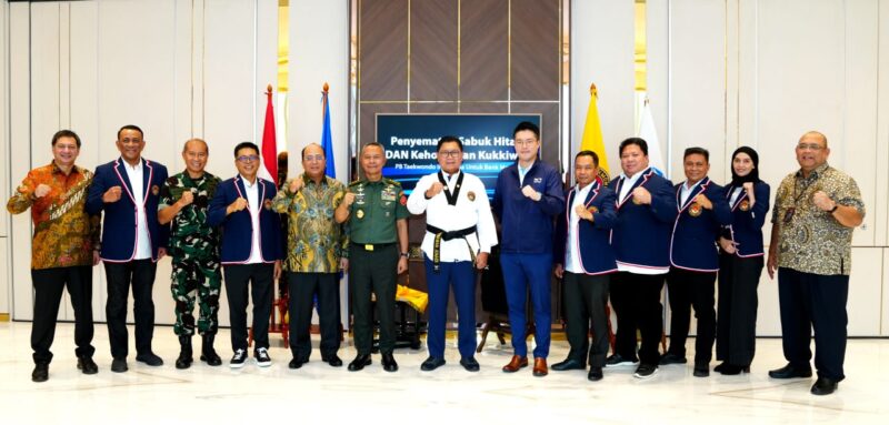 Ketua Umum Pengurus Besar Taekwondo Indonesia (Ketum PBTI) Letjen TNI Richard Tampubolon menyematkan Sabuk Hitam Dan Kehormatan Kukkiwon