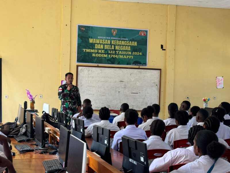 Satgas TNI Manunggal Membangun Desa (TMMD) ke-122 Kodim 1704/Mappi memberikan penyuluhan tentang wawasan kebangsaan dan bela negara