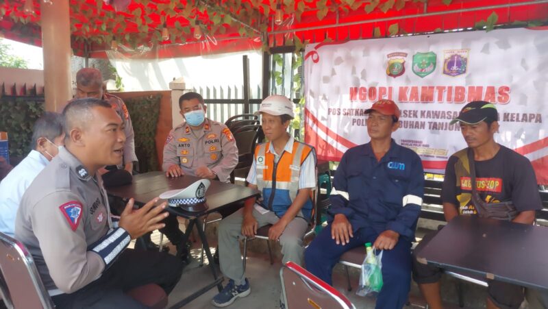 Polsek Kawasan Sunda Kelapa Polres Pelabuhan Tanjung Priok melaksanakan kegiatan Ngopi Kamtibmas Pos Satkamling
