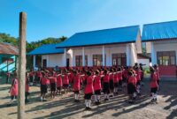 Anggota Satgas TNI Manunggal Membangun Desa (TMMD) ke-122 Tahun 2024 Kodim 1805/Raja Ampat memberikan pelatihan Peraturan Baris Berbaris