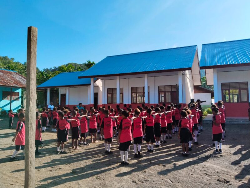 Anggota Satgas TNI Manunggal Membangun Desa (TMMD) ke-122 Tahun 2024 Kodim 1805/Raja Ampat memberikan pelatihan Peraturan Baris Berbaris