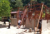 Satgas TNI Manunggal Membangun Desa (TMMD) berlomba dengan waktu untuk menyelesaikan pembangunan Rumah Tak Layak Huni