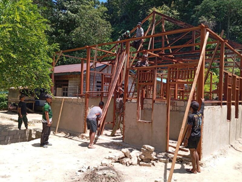 Satgas TNI Manunggal Membangun Desa (TMMD) berlomba dengan waktu untuk menyelesaikan pembangunan Rumah Tak Layak Huni