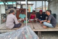 Bhabinkamtibmas Kawasan Muara Angke, Polsek Kawasan Sunda Kelapa, Aiptu Sutiyono, melaksanakan sambang ke warga RT. 03 RW. 01