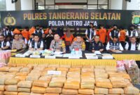Polres Tangerang Selatan berhasil mengungkap perkara menonjol terkait penyalahgunaan narkotika dengan mengamankan lima belas (15) orang tersangka