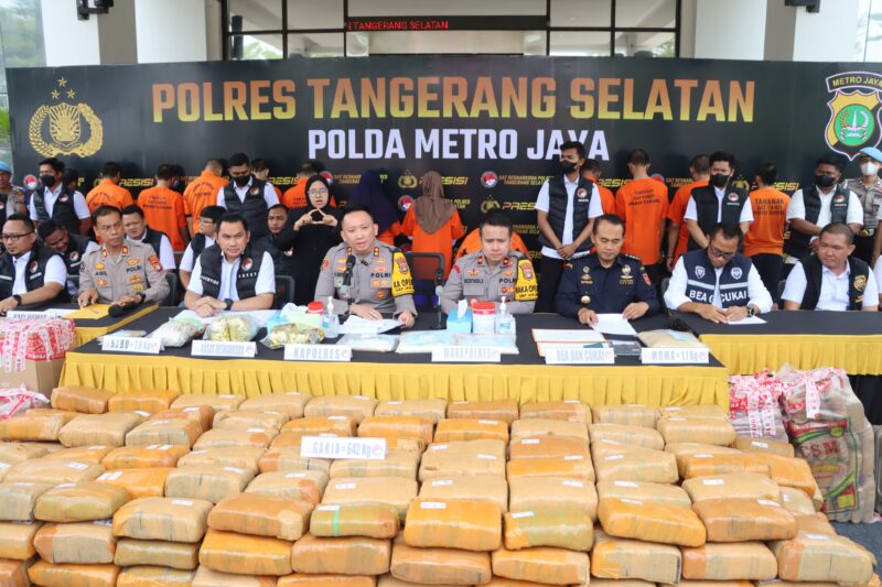 Polres Tangerang Selatan berhasil mengungkap perkara menonjol terkait penyalahgunaan narkotika dengan mengamankan lima belas (15) orang tersangka