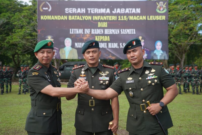 Upacara serah terima jabatan (sertijab) dipimpin oleh Danrem 012/TU Kolonel Inf Benny Rahadian, S.E., M.Han, di lapangan upacara Yonif 115/ML