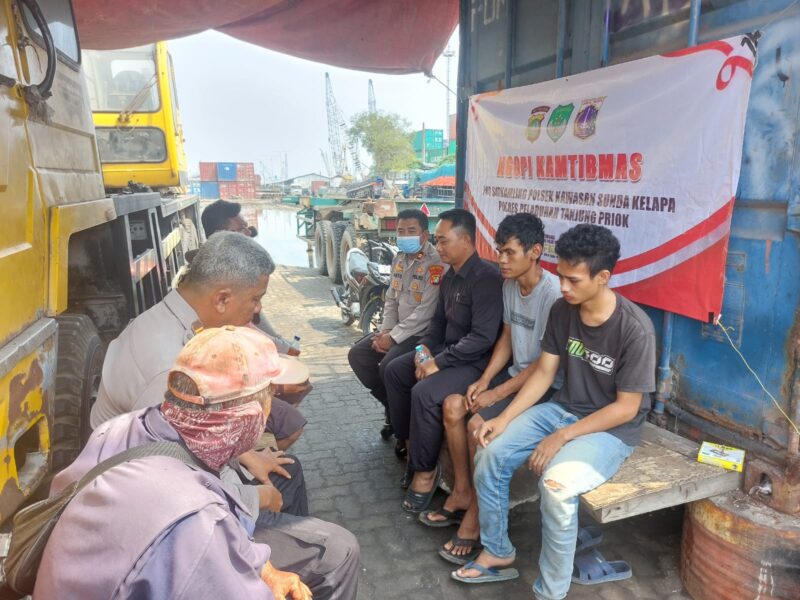 Ngopi Kamtibmas Pos Satkamling Polsek Kawasan Sunda Kelapa Polres Pelabuhan bersama montir bengkel forklif, buruh pekerja