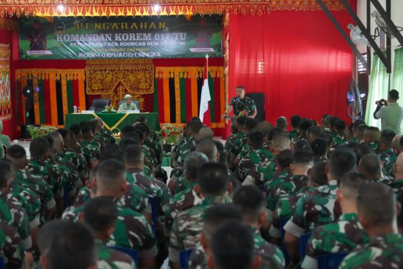 Danrem 012/TU beserta rombongan disambut langsung oleh Dandim 0109/Aceh Singkil, Letkol Inf Moh Mulyono, S.I.P., beserta istri Ny. Echa Mulyono