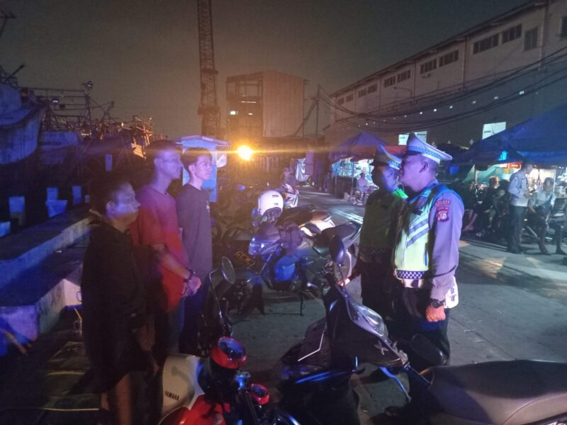Unit Lantas Polsek Kawasan Sunda Kelapa Polres Pelabuhan Tanjung Priok melaksanakan patroli dialogis