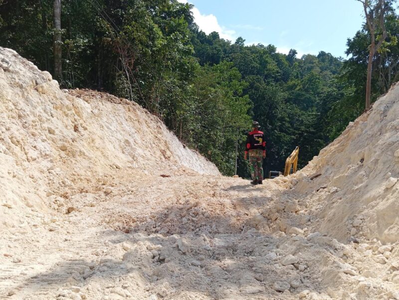 Program TNI Manunggal Membangun Desa (TMMD) ke-122 Kodim 1805/Raja Ampat Tahun 2024 berlangsung di Kampung Saporkren
