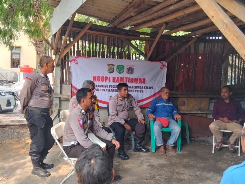 Polsek Kawasan Sunda Kelapa Polres Pelabuhan Tanjung Priok melaksnakan kegiatan Ngopi Kamtibmas Pos Satkamling bersama buruh Pelabuhan