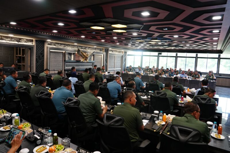 Panglima TNI Jenderal TNI Agus Subiyanto menerima kunjungan Menteri Pertahanan (Menhan) RI Letjen TNI (Purn) Sjafrie Sjamsoeddin