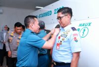 Komandan Lanud Sultan Hasanuddin Marsma TNI Bonang Bayuaji G, S.E., M.M., CHRMP, menerima penganugerahan Brevet Kehormatan