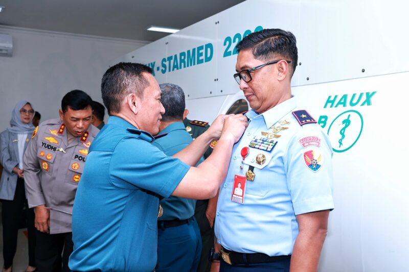 Komandan Lanud Sultan Hasanuddin Marsma TNI Bonang Bayuaji G, S.E., M.M., CHRMP, menerima penganugerahan Brevet Kehormatan
