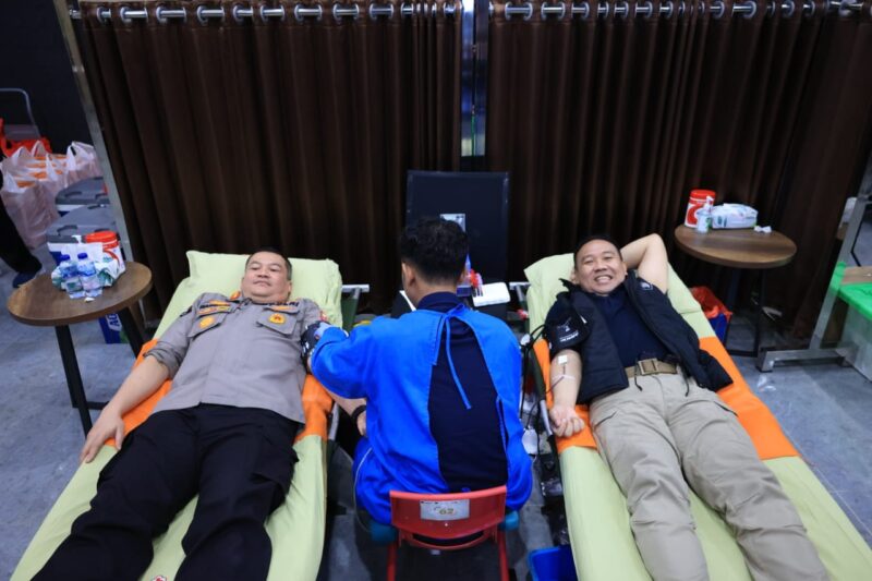 Divisi Humas Polri menyelenggarakan kegiatan donor darah yang juga dilakukan serentak di seluruh Polda jajaran
