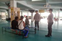 Ipda Giyono sebagai Kapolsubsektor Kawasan Pelni Polres Pelabuhan Tanjung Priok bersama Aipda Usman melaksanakan patroli dialogis