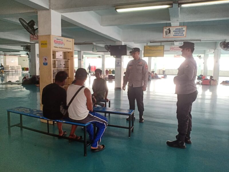 Ipda Giyono sebagai Kapolsubsektor Kawasan Pelni Polres Pelabuhan Tanjung Priok bersama Aipda Usman melaksanakan patroli dialogis