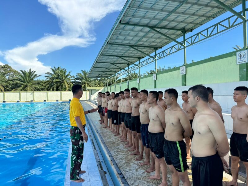 Korem 012/Teuku Umar uji ketangkasan renang dasar bagi prajurit dalam rangkaian tes Kesegaran Jasmani (Garjas)