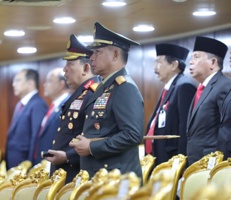 Panglima TNI Jenderal TNI Agus Subiyanto mendampingi Presiden RI Joko Widodo menghadiri Pelantikan dan Pengambilan Sumpah Anggota DPR RI dan Anggota DPD RI beserta Anggota MPRI RI