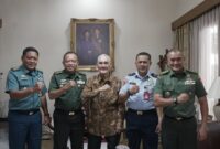 Pa Sahli Tk. III Bid. Komsos Panglima TNI Mayjen TNI Aang Gunawan, S.Sos. beserta rombongan melaksanakan Anjangsana hari ke-5 ke salah satu sesepuh TNI sekaligus mantan Wakil Presiden RI ke-6 Jenderal TNI (Purn) Try Sutrisno
