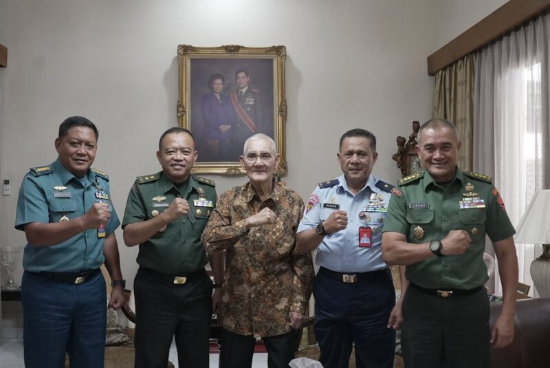Pa Sahli Tk. III Bid. Komsos Panglima TNI Mayjen TNI Aang Gunawan, S.Sos. beserta rombongan melaksanakan Anjangsana hari ke-5 ke salah satu sesepuh TNI sekaligus mantan Wakil Presiden RI ke-6 Jenderal TNI (Purn) Try Sutrisno