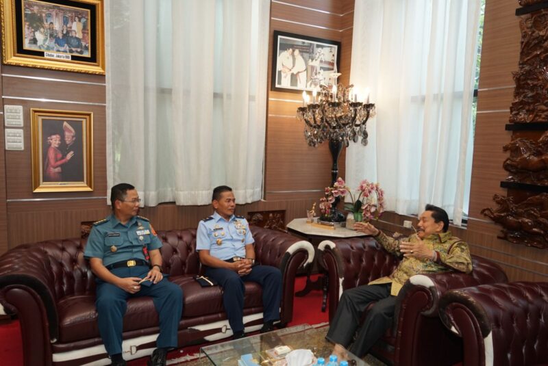 Pa Sahli Tk. II Indag Sahli Bid. Ekkudag Panglima TNI Marsma TNI Udin Wahyudin bersama rombongan melaksanakan silaturahmi