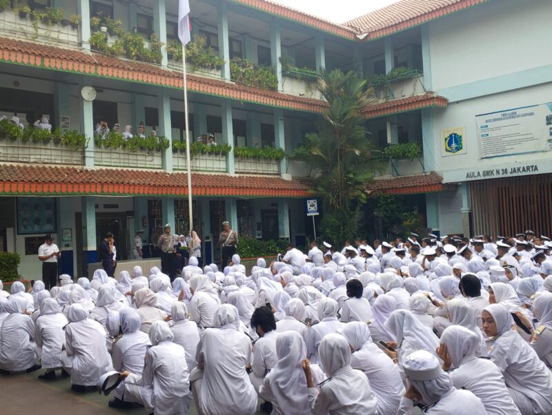 Polsek Kawasan Kali Baru Polres Pelabuhan Tanjung Priok melaksanakan kegiatan dengan memberikan imbauan cegah dini Tawuran di SMKN 36 Kali Baru