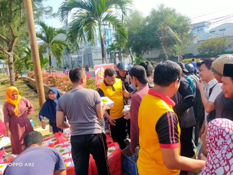 Jumat berkah Polsek Kawasan Muara Baru Polres Pelabuhan Tanjung Priok kembali memberikan bantuan makanan siang siap saji