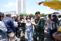 Satuan Tugas Pengamanan Wilayah (Pamwil) Jayakarta mengamankan panggung pesta rakyat dalam rangka pelantikan Presiden