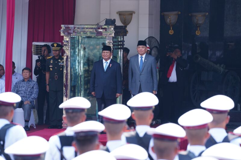 Penyerahan memorandum Menteri Pertahanan (Menhan) RI yang diserahkan oleh Presiden RI Prabowo Subianto kepada Letjen TNI (Purn) Sjafrie Sjamsoeddin