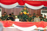 Wakil Komandan Kodiklat TNI Marsda TNI Widyargo Ikoputra, S.E., M.M., CIQaR., mewakili Panglima TNI Jenderal TNI Agus Subiyanto, S.E., M.Si., menutup Open Tournament Pencak Silat
