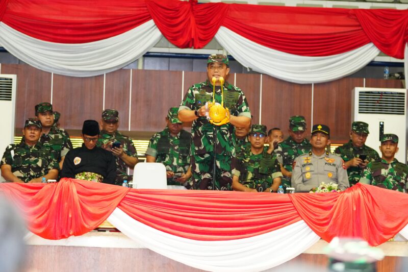 Wakil Komandan Kodiklat TNI Marsda TNI Widyargo Ikoputra, S.E., M.M., CIQaR., mewakili Panglima TNI Jenderal TNI Agus Subiyanto, S.E., M.Si., menutup Open Tournament Pencak Silat