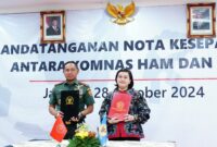 Panglima TNI Jenderal TNI Agus Subiyanto dan Ketua Komnas HAM Dr. Atnike Nova Sigiro, M.Sc. secara resmi menandatangani Nota Kesepahaman