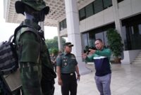 Panglima TNI Jenderal TNI Agus Subiyanto meninjau acara gelar bekal Kelengkapan Perorangan Lapangan (Kaporlap) dan Kelengkapan Satuan dan Lapangan (Kapsatlap) untuk Satuan Tugas