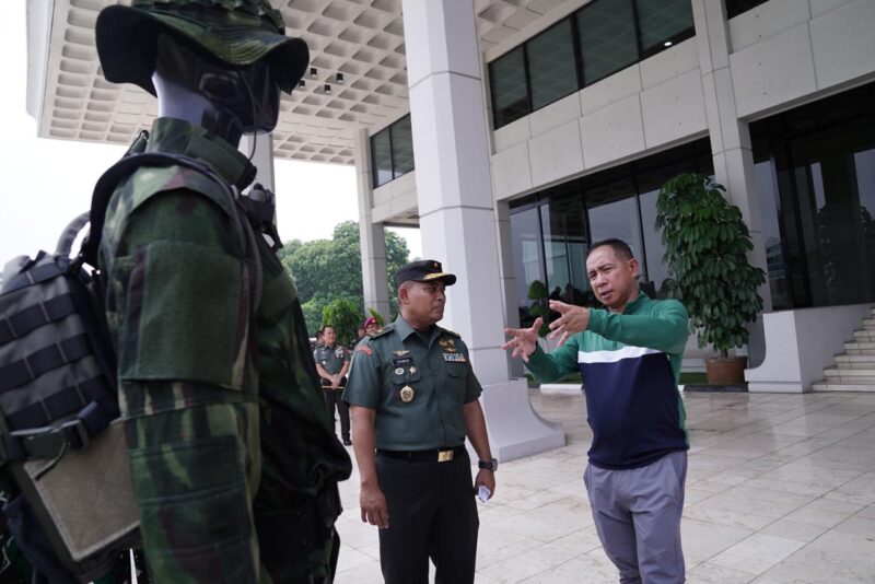 Panglima TNI Jenderal TNI Agus Subiyanto meninjau acara gelar bekal Kelengkapan Perorangan Lapangan (Kaporlap) dan Kelengkapan Satuan dan Lapangan (Kapsatlap) untuk Satuan Tugas
