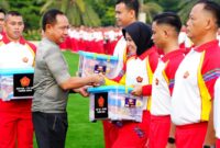 Panglima TNI Jenderal TNI Agus Subiyanto membagikan ribuan Sembako dan meresmikan Lapangan Prima Markas Besar Tentara Nasional Indonesia