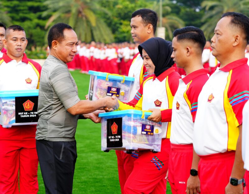 Panglima TNI Jenderal TNI Agus Subiyanto membagikan ribuan Sembako dan meresmikan Lapangan Prima Markas Besar Tentara Nasional Indonesia