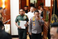 Panglima TNI Jenderal TNI Agus Subiyanto menghadiri Rapat Koordinasi (Rakor) Tingkat Menteri yang dipimpin oleh Menko Polkam RI Budi Gunawan