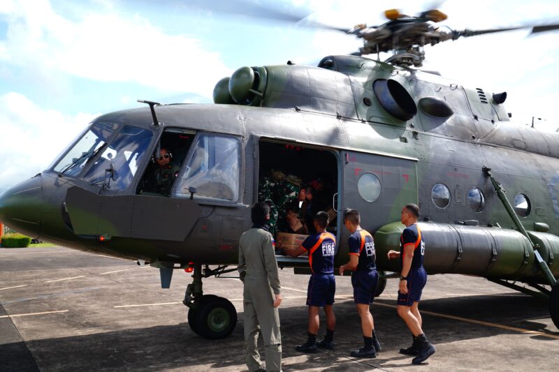 Helikopter H-224 Caracal TNI AU kembali beraksi melaksanakan dropping makanan dengan rute berangkat dari Bandara Vilamor