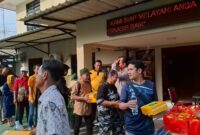 Polsek Kawasan Muara Baru Polres Pelabuhan Tanjung Priok menggelar kegiatan “Jumat Berkah Berbagi” dengan membagikan nasi bungkus