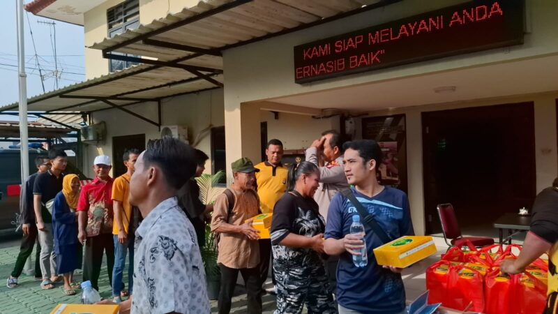 Polsek Kawasan Muara Baru Polres Pelabuhan Tanjung Priok menggelar kegiatan “Jumat Berkah Berbagi” dengan membagikan nasi bungkus